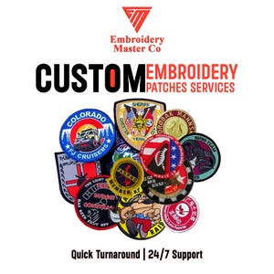 Op de afbeelding: Een verzameling op maat gemaakte geborduurde patches in verschillende vormen en ontwerpen. De patches bevatten tekst en afbeeldingen, waaronder een Colorado FJ Cruisers-patch, een haai en een sheriff-badge. De tekst "CUSTOM EMBROIDERY PATCHES SERVICES" wordt weergegeven.