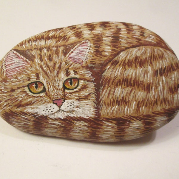 Gato atigrado naranja pintado a mano sobre una roca por Ann Kelly