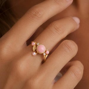 Verstellbarer Statement-Ring: Rosa Muschel, Blattgold – Perlenakzent