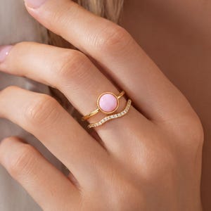 Ring aus rosafarbener Muschel, 18 Karat vergoldet, Zirkonia-Akzente, offene Ringschiene