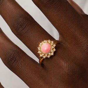 Statement-Ring aus rosafarbener Muschel | 18 Karat vergoldet, Zirkonia im Vintage-Stil