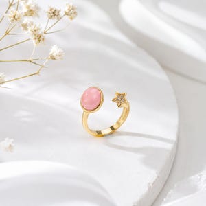 Verstelbare roze schelpring met steraccent, verguld met zirkonia.