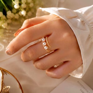Dreiperlenring, 18 Karat vergoldet, Zirkonia-Akzente, bedeutungsvoller Schmuck