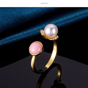 Anillo de perlas y conchas rosas - Inspirado en el océano, diseño abierto y ajustable.