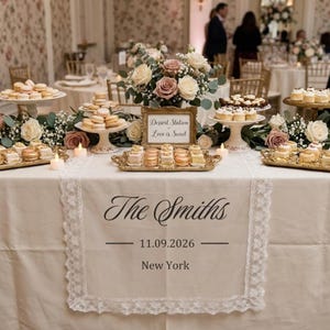 Peut inclure: Une table de desserts de mariage avec une variété de pâtisseries, macarons et petits gâteaux. La table est décorée d'arrangements floraux, de bougies et d'une pancarte indiquant « Dessert Station Love is Sweet ». Le chemin de table est brodé avec « The Smiths », la date et le lieu.