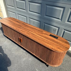 新品 71インチ ウォールナット スライドドア TV スタンド（電源コンセント内蔵）