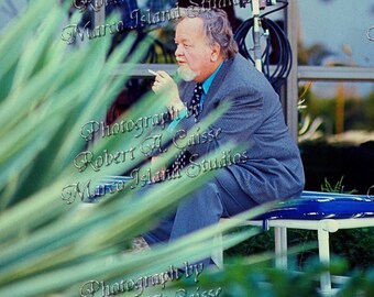 Robert Emhardt en el set de rodaje de la película Marco Beach Hotel, 1973 (Descarga digital)