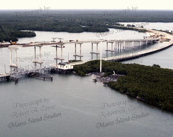 Fotografía aérea de la construcción del nuevo puente de Marco Island a Goodland, 1974 (descarga digital)