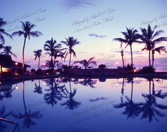 Atardecer en la piscina del Marco Beach Hotel & Villas, Marco Island, Florida, 1973 (Descarga digital)