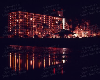 Foto nocturna del Hotel Marco Beach desde el Golfo, Marco Island, Florida, 1972 (Descarga digital)