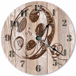 Peut inclure: Horloge murale ronde avec un fond en bois clair. Le cadran de l'horloge présente un motif de bobine de film marron et des aiguilles noires. Les chiffres sont de couleur marron foncé.