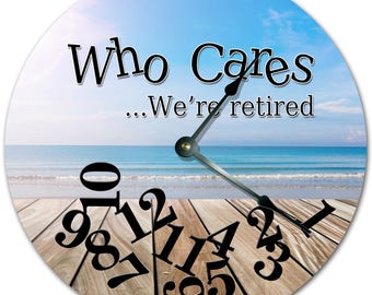 10.5 "WHO CARES Siamo IN PENSIONE Beach View Clock - Orologio a parole - Orologio da soggiorno - Grande orologio da parete da 10,5" - Orologio per l'arredamento della casa - 4734