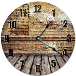 Peut inclure: Horloge murale ronde au design rustique. Le cadran de l'horloge présente un fond de mur de briques et de plancher en bois. Aiguilles noires et grands chiffres noirs indiquent les heures. Un élément décoratif pour la maison.