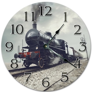 Peut inclure: Horloge murale ronde représentant un train à vapeur noir sur des rails, avec un ciel nuageux en arrière-plan. Le cadran de l'horloge comporte de grands chiffres noirs et des aiguilles noires. Le train émet de la fumée.