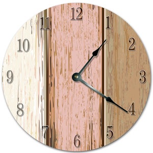 Peut inclure: Horloge murale ronde avec un motif de grain de bois dans des tons beige, marron et rose. Le cadran de l'horloge présente des aiguilles et des chiffres noirs. Le design imite des planches de bois verticales.