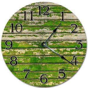 Peut inclure: Horloge murale ronde avec un motif de planches de bois vert et blanc vieilli. Des chiffres noirs indiquent les heures, et des aiguilles noires indiquent l'heure. Le cadran de l'horloge a un aspect rustique et patiné, ajoutant une touche de charme vintage.