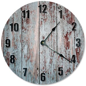 Peut inclure: Une horloge ronde avec un fond en bois vieilli. Le cadran de l'horloge a des chiffres et des aiguilles noirs. Les chiffres sont de 1 à 12.