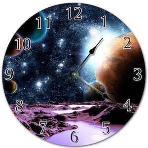Peut inclure: Horloge murale ronde avec un thème spatial. Le cadran de l'horloge présente des planètes, un ciel étoilé et un paysage violet. Les aiguilles noires indiquent l'heure sur des chiffres blancs. Un objet décoratif pour la maison ou le bureau, en centimètres.