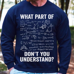 Puede incluir: Una sudadera azul marino de manga larga con texto impreso en blanco que dice WHAT PART OF y DON'T YOU UNDERSTAND? rodeando una colección de diversas fórmulas matemáticas, triángulos geométricos y ecuaciones trigonométricas.