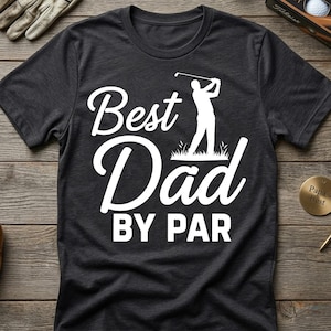 Può includere: T-shirt grigio scuro con la scritta bianca "Best Dad By Par" e la silhouette di un golfista. La maglietta è realizzata in materiale morbido. Un ottimo regalo per la festa del papà o per ogni occasione.