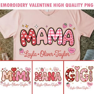 Könnte beinhalten: Rosa T-Shirts mit Valentinstagsdesigns. Ein Shirt zeigt "MAMA" in roten und rosa Mustern mit Namen darunter. Andere Shirts zeigen "MIMI", "NANA" und "GIGI". Jedes Design enthält Herzen, Erdbeeren und den Text "XOXO".