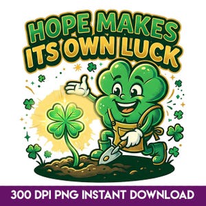 Peut inclure: Illustration de dessin animé avec un trèfle vert souriant plantant un trèfle à quatre feuilles. Le texte « HOPE MAKES ITS OWN LUCK » est affiché en vert et or. Des trèfles et des étincelles supplémentaires sont dispersés autour de l'image.