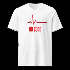 以下が含まれることがあります： 赤い心拍ラインのグラフィックと「NO CODE」の文字が入った白いVネックTシャツ。グラフィックは胸の中央に配置されています。シャツは半袖で、ゆったりとしたフィット感です。