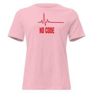 以下が含まれることがあります： 赤い心拍ラインのグラフィックと赤い文字で「NO CODE」と書かれた、薄いピンク色のTシャツ。半袖で、シンプルなデザインです。