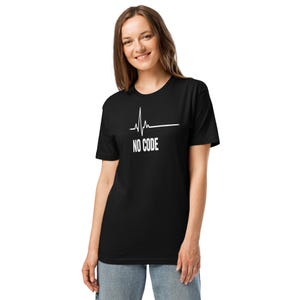 Puede incluir: Camiseta negra con el texto blanco "NO CODE" debajo de un gráfico de línea de latido cardíaco blanco. La camiseta está hecha de un material suave y la lleva una persona.