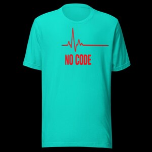 Puede incluir: Una camiseta turquesa con un gráfico de línea de latido cardíaco rojo y las palabras "NO CODE". El diseño está centrado en la parte delantera de la camiseta de manga corta. La camiseta es de material suave.