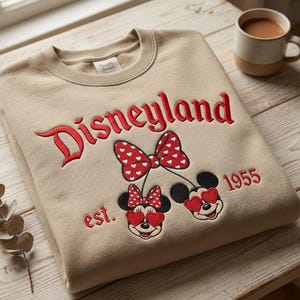 Sudadera Coquette Cherry Disneyland bordada, camiseta retro Est. 1955 Cherry Disney, conjunto retro Disney Cherry, camiseta con lazo de cereza bordado imagen 1