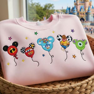 Puede incluir: Juego de tres tazas de cer&aacute;mica color crema con esmalte moteado. Cada taza presenta un dise&ntilde;o floral pintado a mano en tonos azules, verdes y amarillos. Las tazas tienen una forma simple y redondeada, con asa.