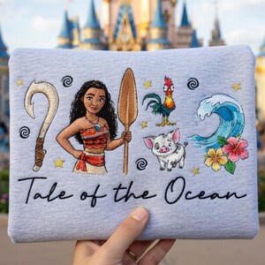 Pu&ograve; includere: Una tazza di ceramica bianca con manico nero e la scritta "But First, Coffee" in nero, in grassetto. La tazza &egrave; appoggiata su una superficie bianca. La tazza &egrave; alta circa 10 cm.