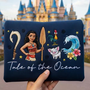 Pu&ograve; includere: Una tazza di ceramica bianca con manico nero e la scritta "But First, Coffee" in grassetto nero. La tazza &egrave; posta su uno sfondo sfocato. La tazza misura circa 10 cm di altezza.