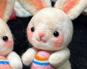 Lapin de Pâques feutré à l'aiguille avec oeuf pastel | Jolie figurine de lapin en laine | Décoration d'intérieur et cadeau printanier (pièce unique)