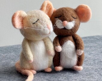 Figurine de souris en feutre faite main - Décoration de forêt en laine ou ornement suspendu, cadeau de mini animal feutré à l'aiguille pour les couples, les meilleurs amis et les bons amis