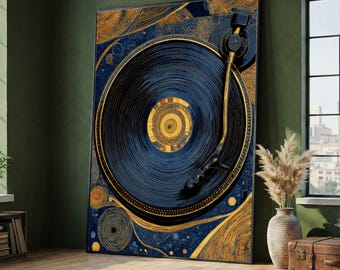 Puede incluir: Gran impresión artística enmarcada que representa un tocadiscos estilizado. La obra de arte presenta un disco de vinilo azul oscuro con detalles dorados y amarillos. El brazo fonocaptor y otros elementos son dorados, sobre un fondo azul oscuro.