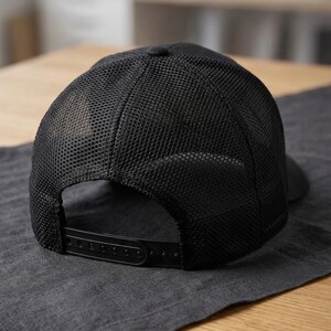 Puede incluir: Un juego de tres cuencos apilables de cer&aacute;mica en tonos azules, verdes y blancos. Los cuencos presentan un esmalte moteado y un dise&ntilde;o sencillo y moderno. El cuenco m&aacute;s grande tiene aproximadamente 18 cm de di&aacute;metro.