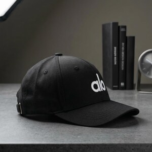 Puede incluir: Una tabla de cortar de madera hecha a mano con veta natural. La tabla rectangular tiene esquinas redondeadas y un canal para jugos. Se utiliza para la preparaci&oacute;n de alimentos.