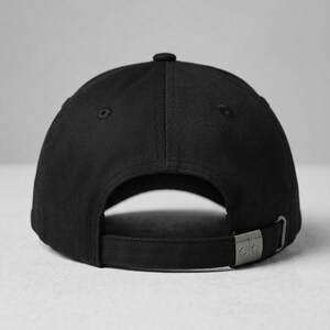 Puede incluir: Gorra de b&eacute;isbol negra con visera curva y correa ajustable. El dise&ntilde;o es simple y cl&aacute;sico, adecuado para varios atuendos informales. La parte trasera presenta un cierre met&aacute;lico para el ajuste.