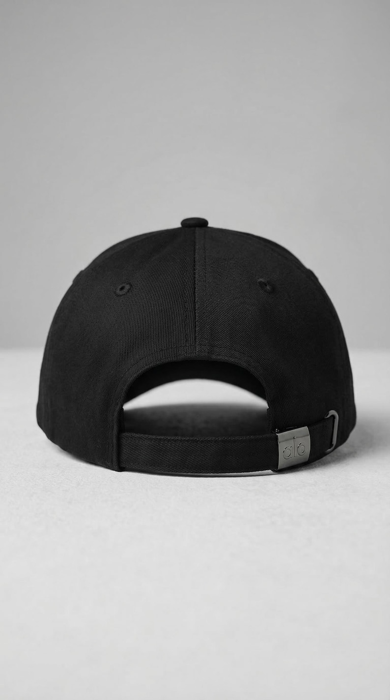 Puede incluir: Gorra de b&eacute;isbol negra con visera curva y correa ajustable. El dise&ntilde;o es simple y cl&aacute;sico, adecuado para varios atuendos informales. La parte trasera presenta un cierre met&aacute;lico para el ajuste.