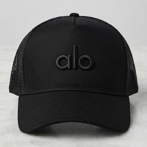 Puede incluir: Un juego de tres tazas de cer&aacute;mica con un acabado mate moteado. Las tazas son de color crema, gris claro y gris oscuro. Cada taza tiene un dise&ntilde;o simple y minimalista y un asa redondeada.