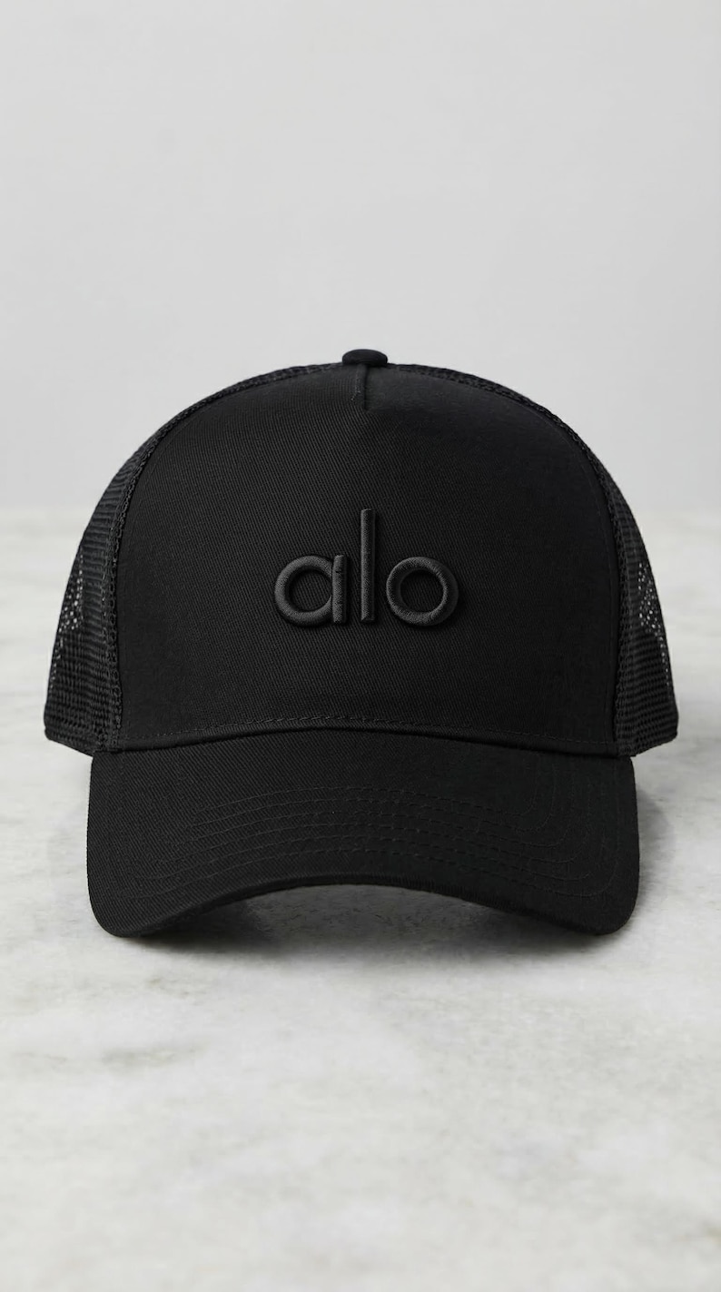 Puede incluir: Un juego de tres tazas de cer&aacute;mica con un acabado mate moteado. Las tazas son de color crema, gris claro y gris oscuro. Cada taza tiene un dise&ntilde;o simple y minimalista y un asa redondeada.