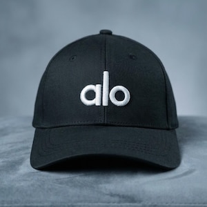 Puede incluir: Una taza de cer&aacute;mica blanca con un asa negra y el texto "But First, Coffee" en un estilo manuscrito. La taza est&aacute; sobre una superficie blanca. La taza mide 10 cm de alto.