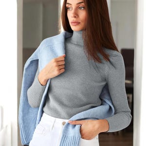 Suéter feminino FrostSoft de gola alta em tricô, manga comprida, aconchegante para o inverno.