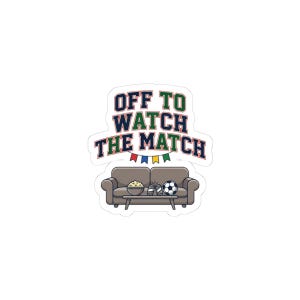 Könnte beinhalten: Ein Aufkleber mit dem Text OFF TO WATCH THE MATCH in marineblauen und grünen Blockbuchstaben. Unter dem Text befinden sich bunte Wimpel, ein braunes Sofa und ein Couchtisch mit einer Schüssel Popcorn, zwei silbernen Dosen und einem Fußball.