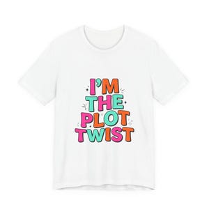 I'm the Plot Twist T-shirt | Generation Z Sassy Typografi, Lekfull Pastell Snark