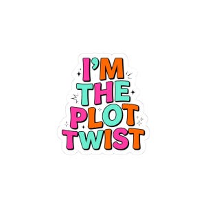 Könnte beinhalten: Ein gestanzter Aufkleber mit dem Text I'M THE PLOT TWIST in einer fetten, abgerundeten, mehrfarbigen Schrift. Die Buchstaben wechseln zwischen leuchtendem Pink, kräftigem Orange und Türkisblau, akzentuiert durch kleine schwarze Sternsymbole.