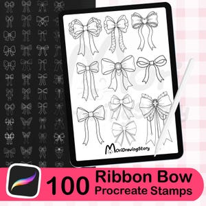 Puede incluir: Una tableta digital muestra 100 diseños de lazos de cinta en blanco y negro, junto con un lápiz óptico. La imagen incluye el texto "100 Ribbon Bow Procreate Stamps" y el logotipo de MoriDrawingStory. Los lazos son de varios estilos.
