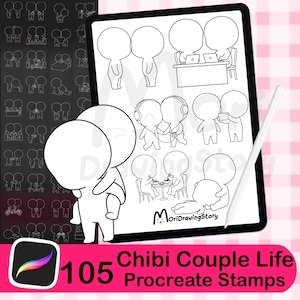 Puede incluir: Un conjunto de arte digital con 105 sellos Procreate Chibi Couple Life. La imagen muestra una tableta que muestra ilustraciones en blanco y negro de parejas en varias situaciones. Un lápiz óptico blanco está al lado de la tableta. El banner inferior dice "105 Chibi Couple Life Procreate Stamps."